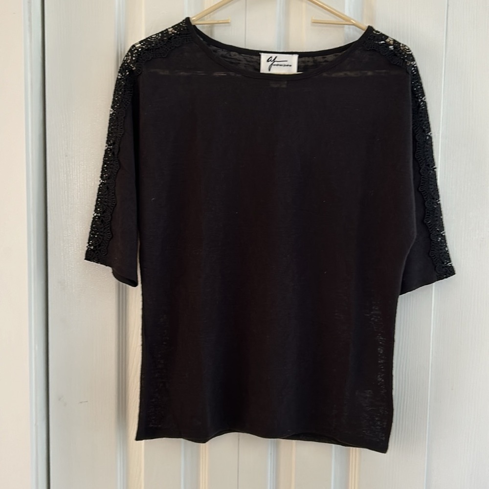 ANDREA JOVINE BLACK TOP WITH LACE ON SLEEVES